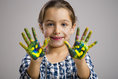 手持油漆的小女孩微笑儿童女孩童年情感学校画家快乐创造力女学生图片