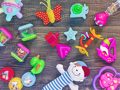 五颜六色的玩具上的顶视图 复古滤镜橙子塑料孩子童年团体蓝色立方体紫色游戏教育图片