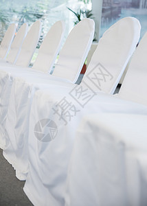 配有白织布的椅子用于庆祝纪念日庆典座位装饰品宴会派对风格假期艺术装饰图片