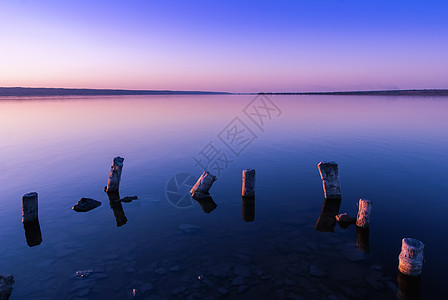 湖上日落的风景海岸镜子蓝色天际海洋魔法海岸线地平线晴天戏剧性图片