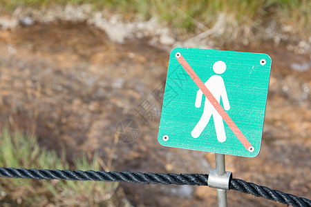 禁止走过这里 冰岛脚步禁令操作绿色大学警告教师白色对角线说明图片
