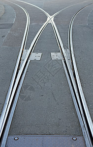 右或左小路生活电车踪迹铁轨沥青柏油街道轨道背景图片