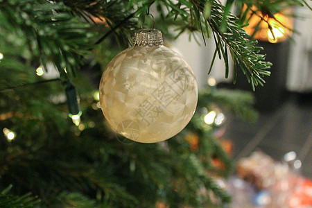 挂在松树上 装饰品的圣诞舞会图片