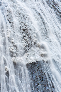 福罗达瀑布的雪场景叶子瀑布植物岩石飞溅绿色流动白色图片