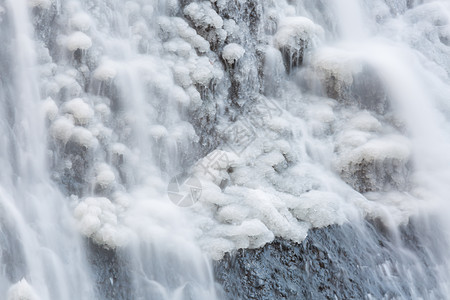 福罗达瀑布的雪白色场景植物岩石绿色飞溅流动瀑布叶子图片