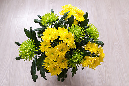 黄色和绿色的菊花布风格野花桌子房间菊花花瓣花朵作品花束植物图片