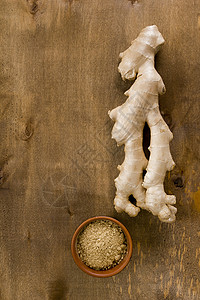 新鲜和土生姜根香料地面烹饪蔬菜粉状粉末黏土美食磨碎桌子食物图片
