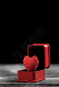 红心在环盒里礼物展示毛毡婚礼夫妻盒子红色订婚缝合婚姻图片