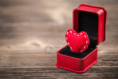 红心在环盒里夫妻盒子订婚红色缝合毛毡婚礼浪漫礼物婚姻图片