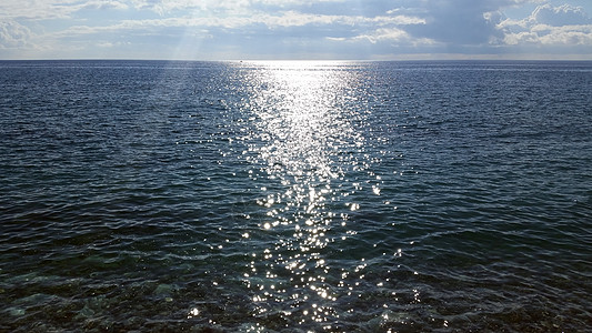 太阳在水面表面的反射图片