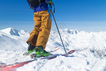 在山顶搭乘游轮滑雪机滑雪下坡粉末配件运动员自由滑雪者喜悦危险旅游图片