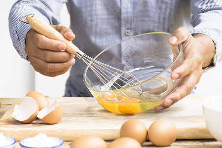 男人在厨房里煮鸡蛋 放大高清图片