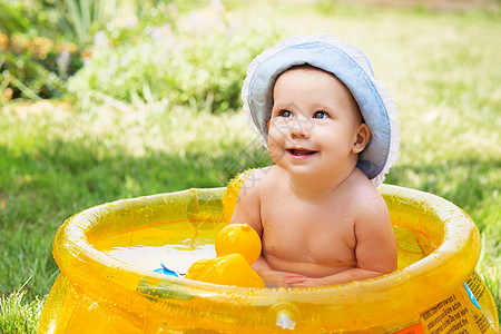 巴拿马棉花池浴池中的女婴 在可充气游泳池中图片
