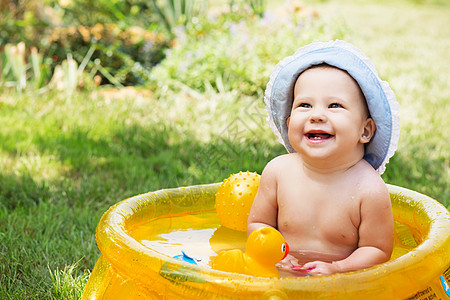 浴池中美丽的女婴家庭身体女孩微笑游泳眼睛孩子玩具乐趣情感图片