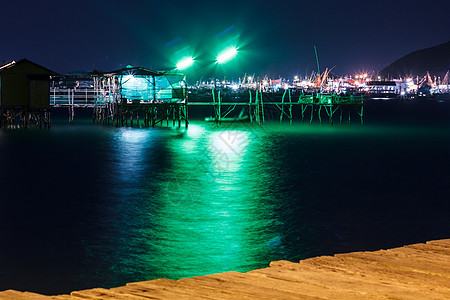 夜间在海上木木屋 有色光海洋天空海岸旅游场景地平线海滩海景墙纸海浪图片