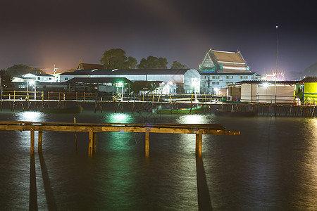 夜间在海上木木屋 有色光海岸港口海浪太阳海洋人行道旅游海景旅行天空图片