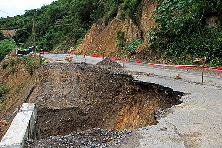 秘鲁山脉的断裂道路裂缝灾难损害水泥岩石沥青安全路线交通拉丁图片