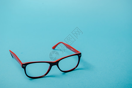 一对红色的塑胶眼镜验光师近视眼睛光学配饰反射阅读散光药品塑料图片