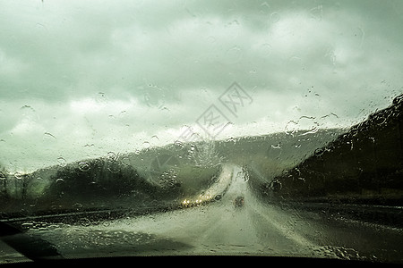 远方路下雨时车前窗口视图背景
