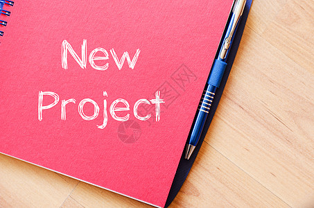 写钢笔字笔记本上的新项目文本概念思考红色成功床单文档记事本创新领导战略日记背景