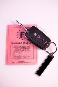 白色背景的汽车钥匙和驾照驾驶证玩具钥匙安全点火运动绿色反射工作室宏观汽车背景图片