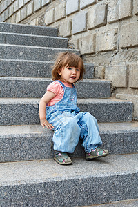 坐在楼梯上的女孩婴儿背景图片
