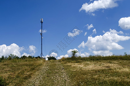 配有预夏夏前天线的电信塔排放高频网络发射机中继器桅杆电讯微波电话抛物图片