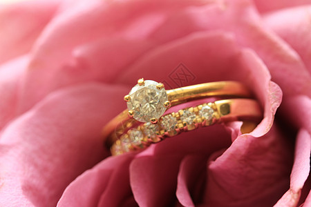 婚礼套装婚戒圆形玫瑰花瓣石头粉色玫瑰新娘金子花瓣金属图片