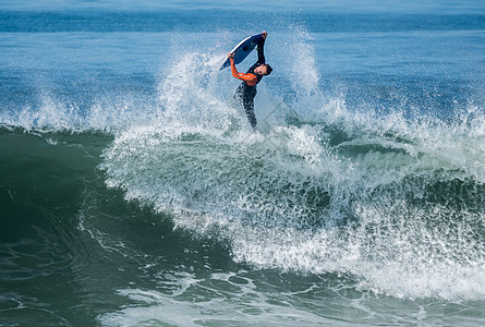 机体板手在行动闲暇运动员破岸海洋蓝色乐趣速度冲浪海浪男人图片
