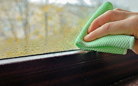 窗户上的清洁水蓄积湿气玻璃湿度海绵房间打扫角落住房通风孢子图片