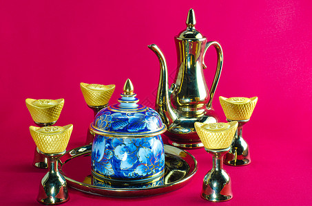 红色背景的金色黄金罐子茶杯贝尼加龙财富传统贸易文化银行礼物珠宝双喜金融投资图片