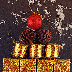 圣诞装饰礼品盒 球蜡烛金子卡片盒子装饰传统假期礼物锥体松树图片