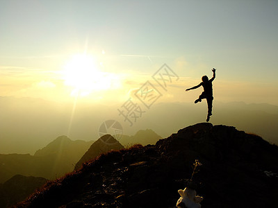 男子跳跃器自由天空旅行男生日落男人喜悦阳光生活胜利图片