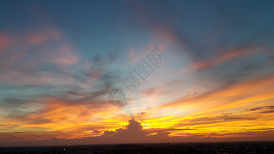 日出和波涛云热带场景日落阳光天气火山天空金子天鹅绒射线图片