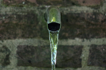 金属水龙头的自来水紧闭水滴配件黄铜援助合金立管喷泉跑步液体管道图片