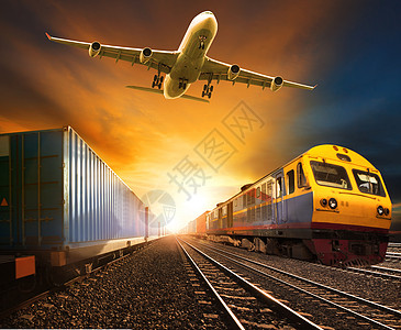 在铁路轨道和货物上运行的集装箱集装箱运输火车f图片