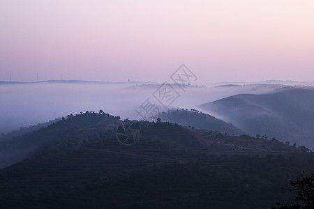 清晨的山地层阴影阳光灰色山峰风景情绪丘陵阴霾地平线图片