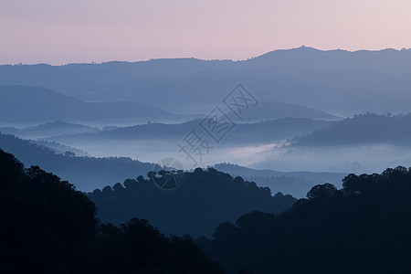 清晨的福吉山丘风景地平线阴影山峰薄雾阴霾情绪丘陵灰色阳光图片