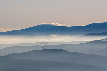 米丝山风景白色天气山脉丘陵地平线阳光山峰阴霾天空图片