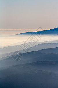 丝雾眉米丝山山脉天际风景阴影阴霾阳光地平线山峰白色天空背景