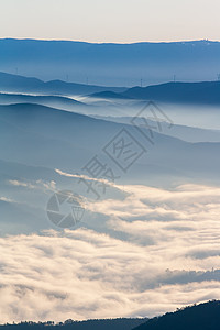 丝雾眉米丝山地平线阴影白色丘陵天空阳光情绪风景山峰阴霾背景