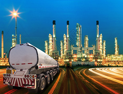 集装箱石油卡车和油炼油厂的美光照明图片