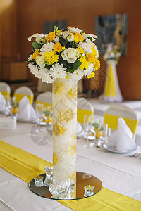 婚礼那天桌上的漂亮花朵宴会绣球花接待花瓶薰衣草庆典餐巾纸庆祝植物群餐厅图片
