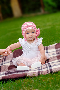 穿着粉红色花帽和礼裙的4个月大 漂亮四月大的女婴图片