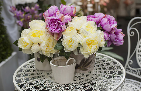 桌边花瓶中粉红面条的花束图片