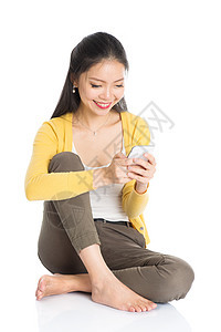 使用智能手机的亚洲年轻女孩图片