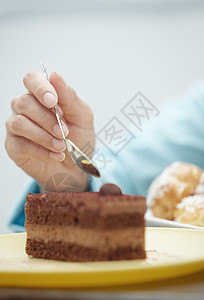 吃蛋糕的女人甜的特写高清图片