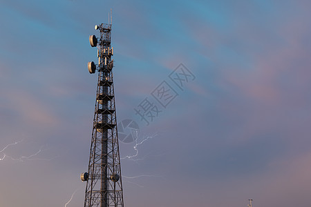 闪电风暴期间昆士兰州的无线电塔电讯代码收音机网络辐射服务供应商转播商业电视图片