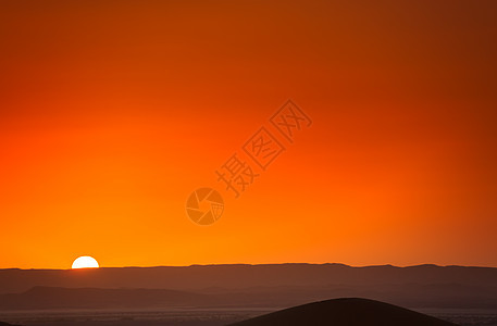 摩洛哥撒哈拉沙漠沙丘上美丽的日落休息橙子沙漠荒野太阳旅行宽慰天空干旱海浪图片