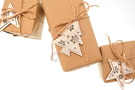 与白色背景的木星绳绑在一起的礼品盒丝带木头装饰浪漫边界艺术周年热情假期婚礼图片